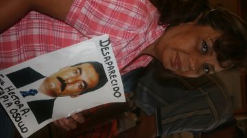 Ixchel Pérez posa con la foto de su esposo Héctor Armando.