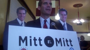 Eric Garcetti hace una broma con las dos figuras de Mitt Romney: '¿Cómo se dice 'flip flop' en español?'