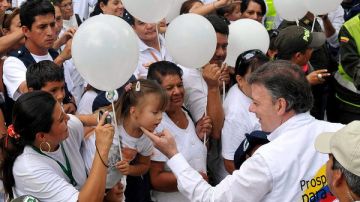 El presidente colombiano, Juan Manuel Santos, se unió al pueblo para  protestar las desapariciones  y muertes por parte de las  FARC.