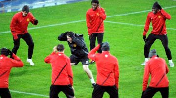 Jugadores del  Manchester United durante  su entrenamiento de ayer para enfrentar su duelo  de hoy de  la Champions contra el Basilea