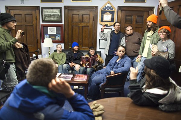 Grupos de indignados esperaban ser  recibidos por sus respectivos representantes en las oficinas del Capitolio.