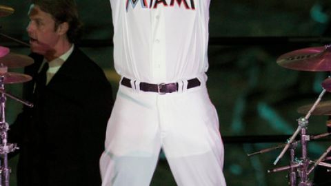 Hanley Ramírez muestra el nuevo uniforme de los Marlins antes de que los peces aguja decidieran firmar al estelar paracorto José Reyes.