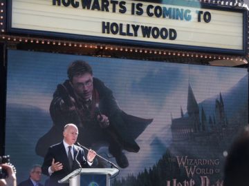 Jerry Brown ayer en el anuncio de la construcción de la nueva área temática en Universal Studios.