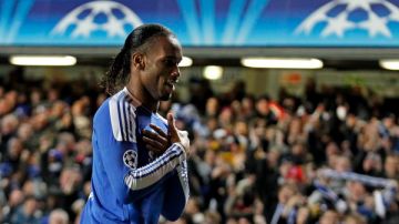 Didier Drogba celebra el primer gol del Chelsea, que aplastó ayer 3-0 al Valencia en la Champions.