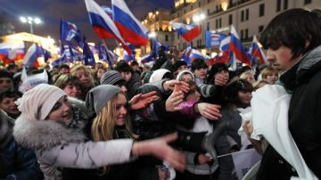 Simpatizantes del partido Rusia Unida (RU), liderado por el primer ministro, Vladímir Putin, celebran la victoria del partido en las elecciones parlamentarias.