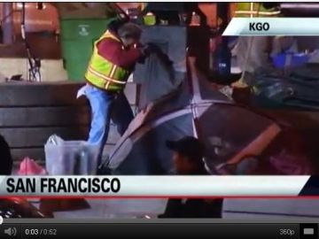 Imagen de un video transmitido en televisión muestra a trabajadores limpiando el campamento tras la redada.
