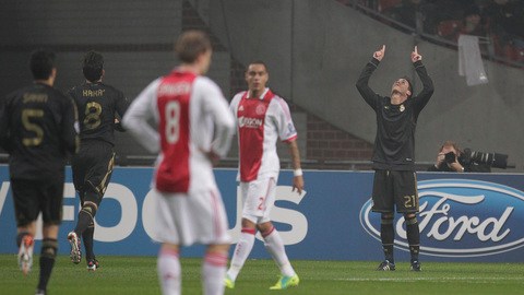 José Callejón (centro) celebra un gol sobre el Ajax para la victoria del cuadro de Mourinho en la Champions.