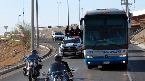 El 'Tigre Bus' donde viajan los jugadores de Tigres de Monterrey es custodiado por patrulleros motorizados.