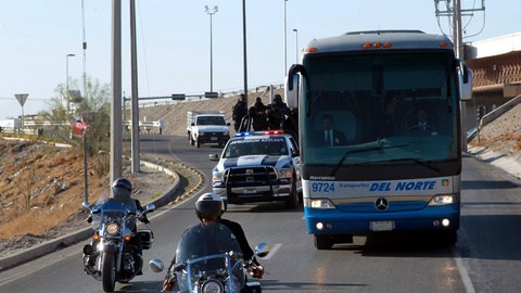 El 'Tigre Bus' donde viajan los jugadores de Tigres de Monterrey es custodiado por patrulleros motorizados.