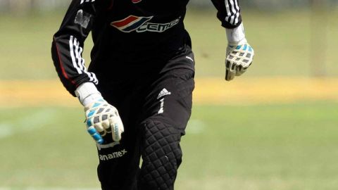 Lucas Lobos, referente y capitán de Tigres, le hechó encima a Paul Delgadillo toda su experiencia para exigirle un buen arbitraje.