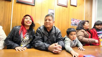 Francisco Cortez reunido ayer con su esposa Teresa Chávez y sus tres hijos. El hombre requiere tratamiento de diálisis.