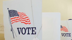 Un elector  vota en el interior de una iglesia pentecostal de North Hollywood en 2010.