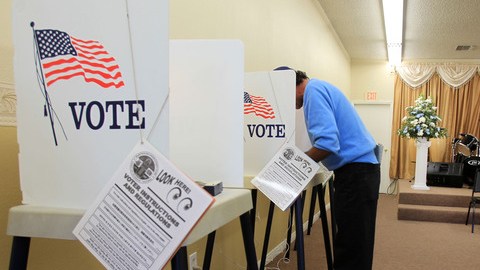 Un elector  vota en el interior de una iglesia pentecostal de North Hollywood en 2010.