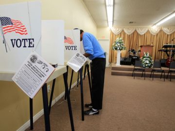 Un elector  vota en el interior de una iglesia pentecostal de North Hollywood en 2010.