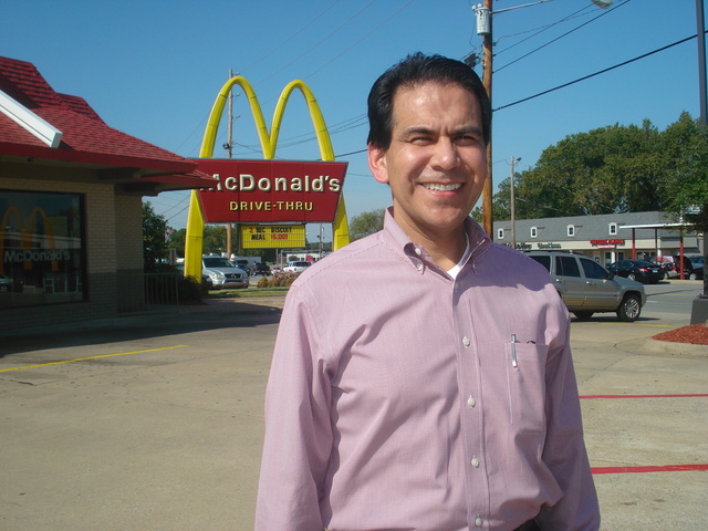 Eliecer Palacio, primer latino dueño de un McDonald's en Arkansas.
