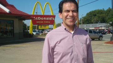 Eliecer Palacio, primer latino dueño de un McDonald's en Arkansas.