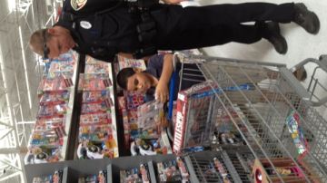 Christian Cruz, junto a otros 44 niños de escasos recursos, se fueron de compras navideñas de la mano de un uniformado de la policía.
