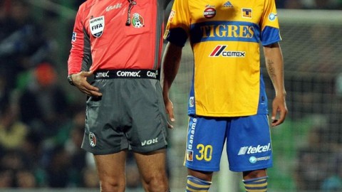 Paul Delgadillo da indicaciones en el juego de ida de la final.