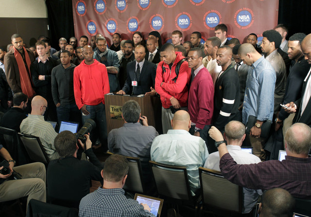 Jugadores de la NBA, liderados por Derek Fisher (centro), durante una de la pláticas previas a la aprobación del nuevo contrato colectivo.
