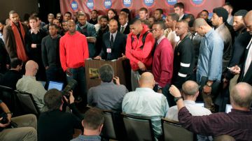 Jugadores de la NBA, liderados por Derek Fisher (centro), durante una de la pláticas previas a la aprobación del nuevo contrato colectivo.