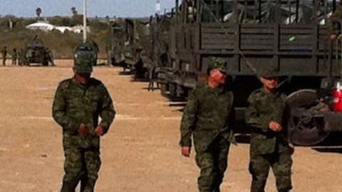 Soldados mexicanos se instalan en Ciudad Mier, Tamaulipas, como parte de la lucha contra el crimen organizado.