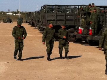Soldados mexicanos se instalan en Ciudad Mier, Tamaulipas, como parte de la lucha contra el crimen organizado.