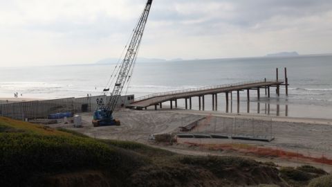 Los contratistas han construido un muelle temporal para extender el muro fronterizo.