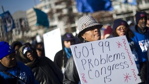Los indignados reclamaron que el Congreso renueve el beneficio a los desocupados.