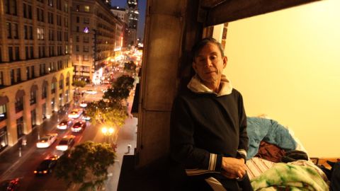 Ricardo Urrieta en su departamento del centro de Los Ángeles.