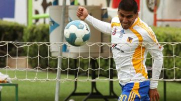 Carlos Salcido remata el balón en un entrenamiento. El defensa felino asegura que ante el Santos no saldrán confiados.