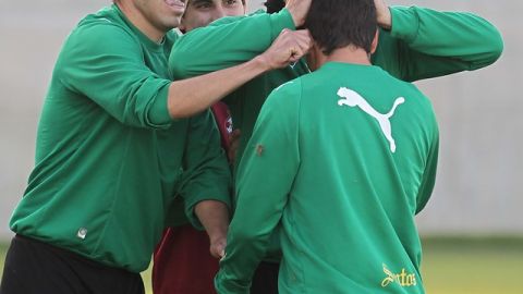 Oribe Peralta (izq.) castiga con una pamba a un compañero, luego de que dejara caer un balón en la práctica de ayer.