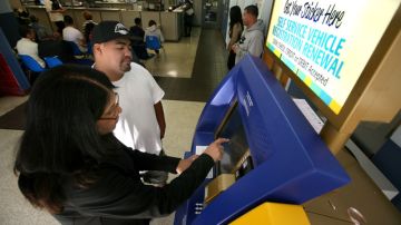 Las máquinas de autoservicio del DMV facilitan los trámites para renovar las licencias.