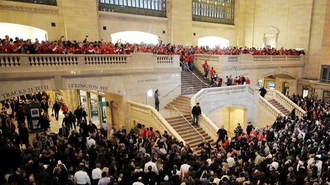 Vista general de la inauguración de la mayor tienda del mundo del gigante tecnológico Apple en la  estación Grand Central de NY.