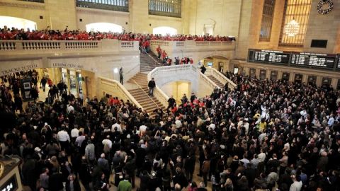 Vista general de la inauguración de la mayor tienda del mundo del gigante tecnológico Apple en la estación Grand Central de NY.