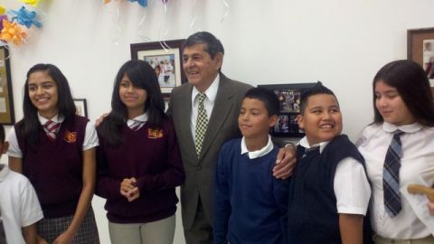 El educador Julián Nava, junto a un grupo de estudiantes del centro educativo que lleva su nombre.
