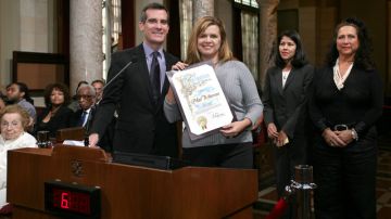 La periodista de La Opinión Pilar Marrero, así como  Josefa Salinas  y Luz Villarreal, reciben sendos reconocimientos de la Ciudad  por su labor en los medios.