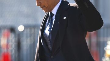 El presidente  Obama saluda a su llegada a la Casa Blanca.