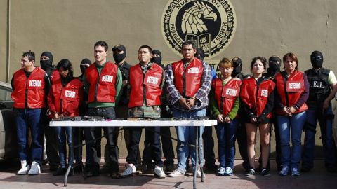 Agentes estatales presentaban ayer a ocho de los 11 presuntos integrantes de Los Zetas, dedicados al secuestro y homicidio.
