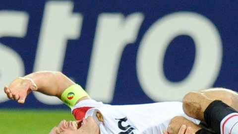 El capitán del Manchester United, Nemanja Vidic, al momento de caer lesionado en Basilea, el miércoles pasado en juego de la Champions.