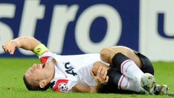 El capitán del Manchester United, Nemanja Vidic, al momento de caer lesionado en Basilea, el miércoles pasado en juego de la Champions.