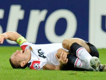 El capitán del Manchester United, Nemanja Vidic, al momento de caer lesionado en Basilea, el miércoles pasado en juego de la Champions.