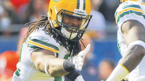 Morgan Burnett (izq.) y Sam Shields, de Green Bay,  celebran una anotación en el partido que les aseguró el pase a la postemporada.