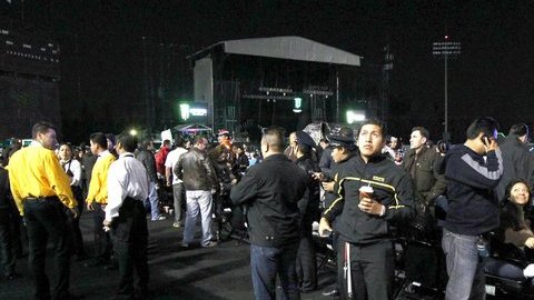 Decenas de asistentes a un espectáculo en la Ciudad de México reaccionan asustados tras el movimiento telúrico de anoche.