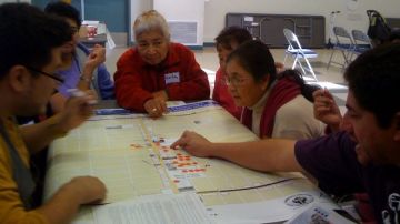 Residentes del sur de Los Ángeles señalan en un mapa las zonas más conflictivas, a fin de trabajar en función de su mejoramiento.
