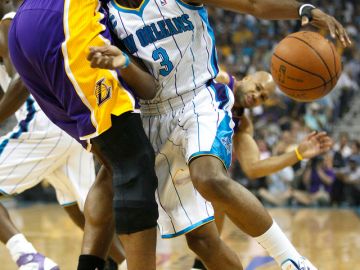 Paul (3) frente a Bynum, su posible compañero.