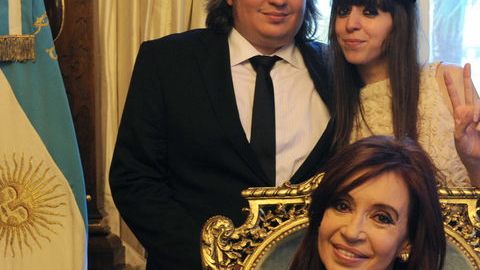 Cristina Fernández posa con sus hijos, Máximo  y Florencia, en  la Casa Rosada.