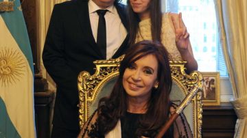 Cristina Fernández posa con sus hijos, Máximo  y Florencia, en  la Casa Rosada.