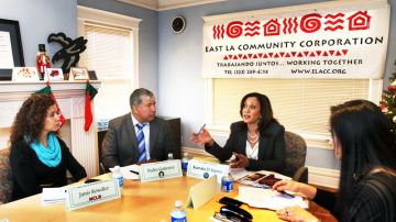 La procuradora de California, Kamala Harris, reunida con  miembros del East Los  Angeles Community Corporation.