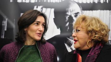 Ángeles González-Sinde (izq.) con la actriz Silvia Pinal, protagonista de 'Viridiana'.