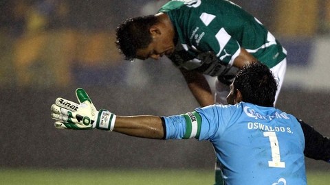 Oswaldo Sánchez (1), portero y capitán de Santos,  no puede creer que el árbitro Marco Antonio Rodríguez lo haya expulsado del partido.